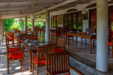 Koggala, Sri Lanka, 21 Ocak 2022: Koggala, Sri Lanka yakınlarındaki Handunugoda çay evinde çay deguasyonu.