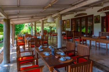 Koggala, Sri Lanka, 21 Ocak 2022: Koggala, Sri Lanka yakınlarındaki Handunugoda çay evinde çay deguasyonu.