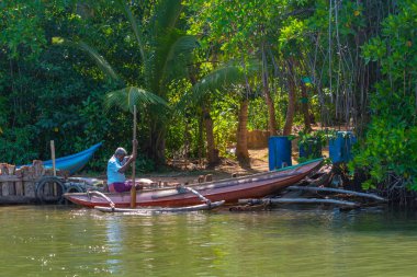 Koggala, Sri Lanka, 21 Ocak 2022: Koggala lagünündeki balıkçı tekneleri, Sri Lanka.