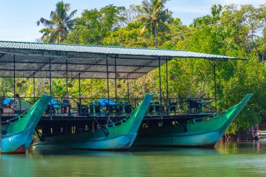 Koggala, Sri Lanka, 21 Ocak 2022: Koggala gölünde yüzen restoran, Sri Lanka.