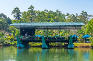 Koggala, Sri Lanka, 21 Ocak 2022: Koggala gölünde yüzen restoran, Sri Lanka.