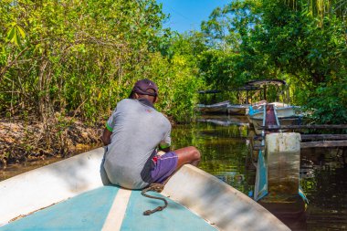 Koggala, Sri Lanka, 21 Ocak 2022: Koggala lagünündeki balıkçı tekneleri, Sri Lanka.