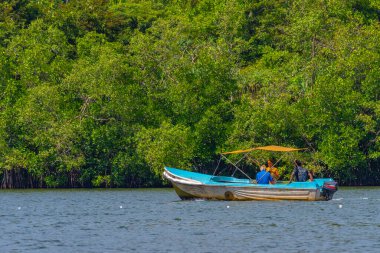 Koggala, Sri Lanka, 21 Ocak 2022: Koggala lagünündeki balıkçı tekneleri, Sri Lanka.