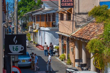 Galle, Sri Lanka, 21 Ocak 2022: İnsanlar eski Galle, Sri Lanka kentinin dar bir caddesinde geziniyorlar.