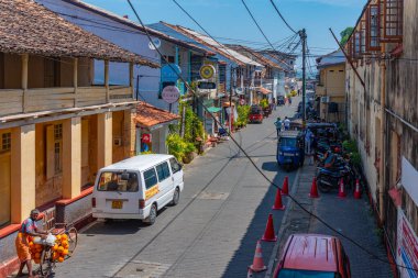 Galle, Sri Lanka, 21 Ocak 2022: İnsanlar eski Galle, Sri Lanka kentinin dar bir caddesinde geziniyorlar.