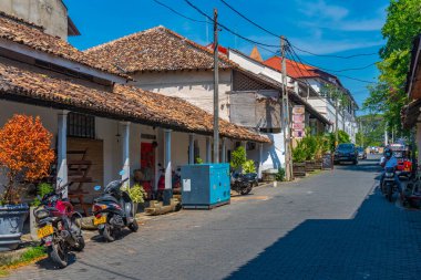 Galle, Sri Lanka, 21 Ocak 2022: İnsanlar eski Galle, Sri Lanka kentinin dar bir caddesinde geziniyorlar.