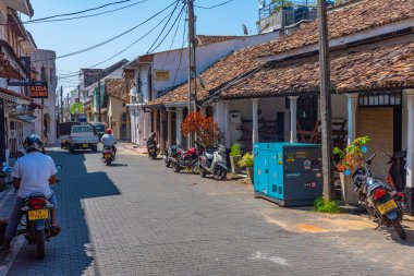 Galle, Sri Lanka, 21 Ocak 2022: İnsanlar eski Galle, Sri Lanka kentinin dar bir caddesinde geziniyorlar.