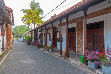 Galle, Sri Lanka, 21 Ocak 2022: İnsanlar eski Galle, Sri Lanka kentinin dar bir caddesinde geziniyorlar.