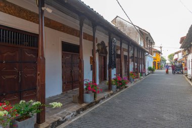 Galle, Sri Lanka, 21 Ocak 2022: İnsanlar eski Galle, Sri Lanka kentinin dar bir caddesinde geziniyorlar.