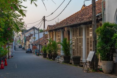 Galle, Sri Lanka, 21 Ocak 2022: İnsanlar eski Galle, Sri Lanka kentinin dar bir caddesinde geziniyorlar.