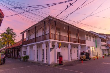Galle, Sri Lanka, 21 Ocak 2022: Eski Galle, Sri Lanka kentinin dar bir sokağında gün doğumu.