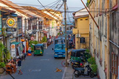 Galle, Sri Lanka, 20 Ocak 2022: İnsanlar eski Galle, Sri Lanka 'nın dar bir caddesinde geziniyorlar..