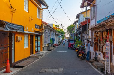Galle, Sri Lanka, 20 Ocak 2022: İnsanlar eski Galle, Sri Lanka 'nın dar bir caddesinde geziniyorlar..
