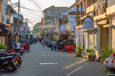 Galle, Sri Lanka, 20 Ocak 2022: İnsanlar eski Galle, Sri Lanka 'nın dar bir caddesinde geziniyorlar..
