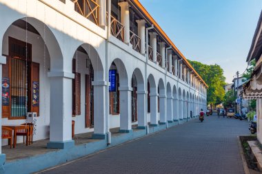 Galle, Sri Lanka, 20 Ocak 2022: İnsanlar eski Galle, Sri Lanka 'nın dar bir caddesinde geziniyorlar..