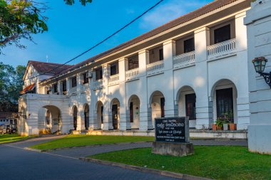 Galle, Sri Lanka, 20 Ocak 2022: Galle, Sri Lanka 'daki bölge mahkemesinde gün batımı.