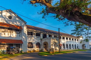 Galle, Sri Lanka, 20 Ocak 2022: Galle, Sri Lanka 'daki bölge mahkemesinde gün batımı.