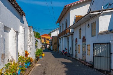 Galle, Sri Lanka, 20 Ocak 2022: İnsanlar eski Galle, Sri Lanka 'nın dar bir caddesinde geziniyorlar..