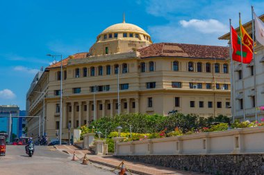 Colombo, Sri Lanka, 19 Ocak 2022: Colombo, Sri Lanka 'da işlek bir caddenin görüntüsü.