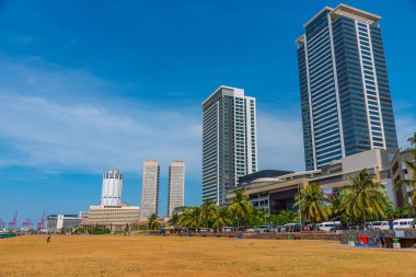Colombo, Sri Lanka, 19 Ocak 2022: Colombo, Sri Lanka 'da modern gökdelenlerle gökyüzü.