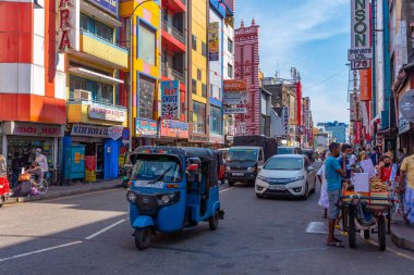 Colombo, Sri Lanka, 19 Ocak 2022: Colombo, Sri Lanka 'da yoğun bir caddenin görüntüsü.