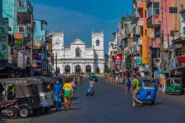 Colombo, Sri Lanka, 19 Ocak 2022: Colombo, Sri Lanka 'da işlek bir cadde ve Saint Anthony Kilisesi manzarası.