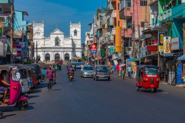 Colombo, Sri Lanka, 19 Ocak 2022: Colombo, Sri Lanka 'da işlek bir cadde ve Saint Anthony Kilisesi manzarası.