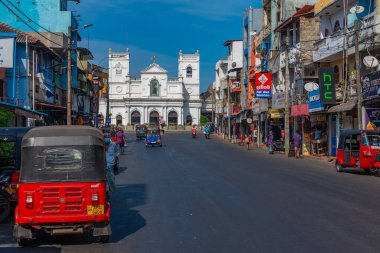 Colombo, Sri Lanka, 19 Ocak 2022: Colombo, Sri Lanka 'da işlek bir cadde ve Saint Anthony Kilisesi manzarası.