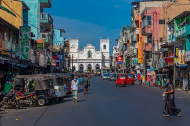 Colombo, Sri Lanka, 19 Ocak 2022: Colombo, Sri Lanka 'da işlek bir cadde ve Saint Anthony Kilisesi manzarası.