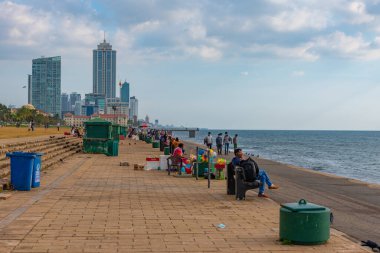 Colombo, Sri Lanka, 18 Ocak 2022: Colombo, Sri Lanka 'da deniz kenarında gezinti.
