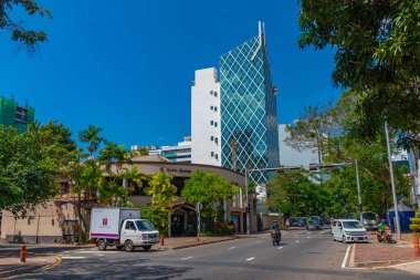 Colombo, Sri Lanka, 18 Ocak 2022: Colombo, Sri Lanka 'da yoğun bir caddenin görüntüsü.