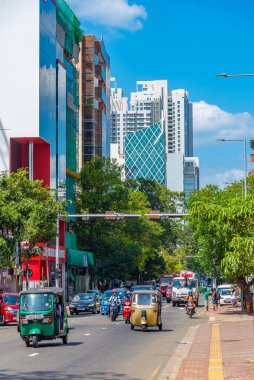 Colombo, Sri Lanka, 18 Ocak 2022: Colombo, Sri Lanka 'da yoğun bir caddenin görüntüsü.