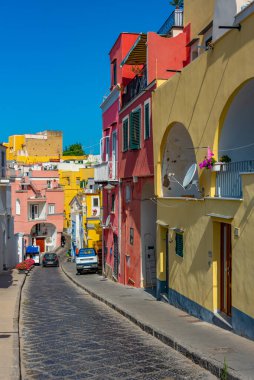 Procida, İtalya, 24 Mayıs 2022: İtalyan adası Procida 'da renkli bir caddenin görüntüsü.
