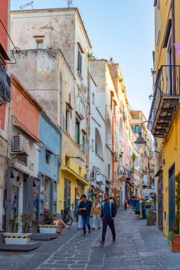 Procida, İtalya, 23 Mayıs 2022: İtalyan adası Procida 'da renkli bir caddenin manzarası.