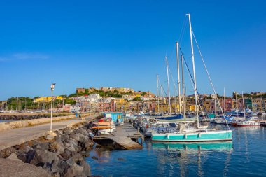 Procida, İtalya, 23 Mayıs 2022: Procida Adası, İtalya 'da limana demirleyen teknelerin görüntüsü.