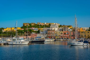 Procida, İtalya, 23 Mayıs 2022: Procida Adası, İtalya 'da limana demirleyen teknelerin görüntüsü.