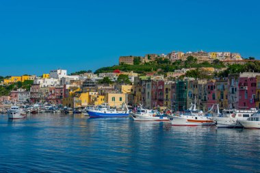 Procida, İtalya, 23 Mayıs 2022: Procida Adası, İtalya 'da limana demirleyen teknelerin görüntüsü.