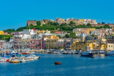 Procida, İtalya, 23 Mayıs 2022: Procida Adası, İtalya 'da limana demirleyen teknelerin görüntüsü.