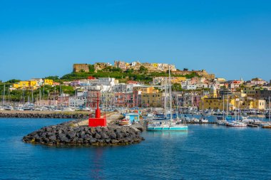 Procida, İtalya, 23 Mayıs 2022: Procida Adası, İtalya 'da limana demirleyen teknelerin görüntüsü.