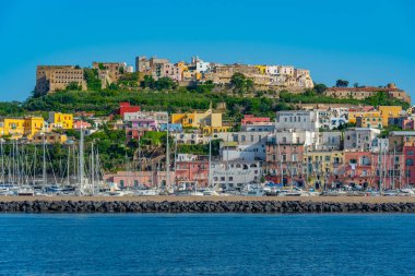 Procida, İtalya, 23 Mayıs 2022: Procida Adası, İtalya 'da limana demirleyen teknelerin görüntüsü.