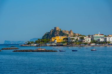 Ischia, İtalya, 23 Mayıs 2022 Castello Aragonese İtalyan adası Ischia 'daki otellerin arkasında..