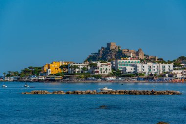 Ischia, İtalya, 23 Mayıs 2022 Castello Aragonese İtalyan adası Ischia 'daki otellerin arkasında..
