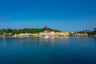 Ischia, İtalya, 23 Mayıs 2022: İtalya 'nın Ischia adasındaki Porto d' Ischia kasabasında bulunan balıkçı tekneleri.