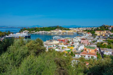 Ischia, İtalya, 23 Mayıs 2022: İtalya 'nın Ischia adasındaki Porto d' Ischia kasabasının havadan görünüşü.