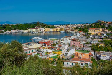 Ischia, İtalya, 23 Mayıs 2022: İtalya 'nın Ischia adasındaki Porto d' Ischia kasabasının havadan görünüşü.