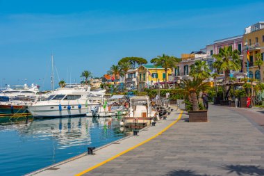 Ischia, İtalya, 23 Mayıs 2022: İtalya 'nın Ischia adasındaki Casamicciola Terme marinasında tekneler demirliyor.