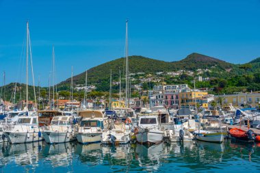 Ischia, İtalya, 23 Mayıs 2022: İtalya 'nın Ischia adasındaki Casamicciola Terme marinasında tekneler demirliyor.