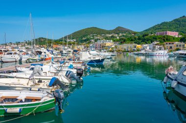 Ischia, İtalya, 23 Mayıs 2022: İtalya 'nın Ischia adasındaki Casamicciola Terme marinasında tekneler demirliyor.