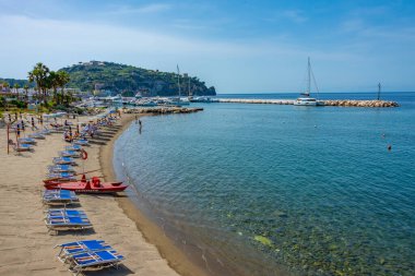 Ischia, İtalya, 23 Mayıs 2022: İtalya 'nın Ischia adasındaki Casamicciola Terme marinasında insanlar.