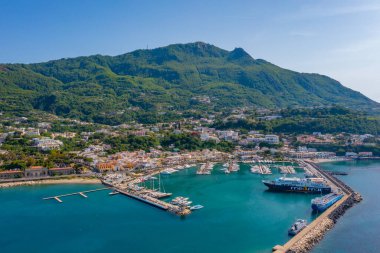 Ischia, İtalya, 23 Mayıs 2022: İtalya 'nın Ischia adasındaki Casamicciola Terme marinasının havadan görünüşü.